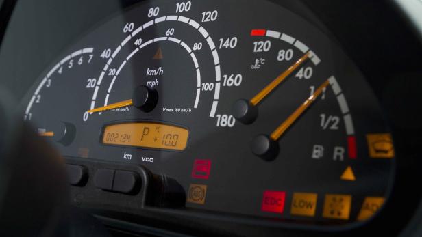 Das Armaturenbrett eines Autos zeigt Geschwindigkeits- und Temperaturanzeigen.