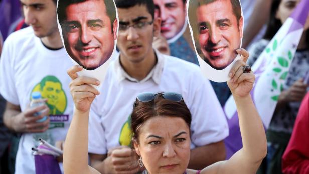 Kurden halten das Bild ihrer inhaftierten Leitfigur Demirtas hoch