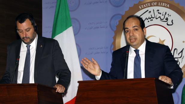 Vizechef des Präsidentschaftsrates, Ahmed Maitik, belehrte Salvini (li.): Gegen das Gesetz