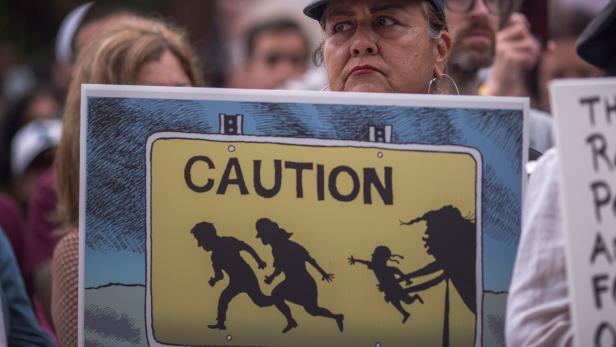 Trumps Migrationspolitik, vor allem die Trennung Eltern-Kinder, sorgt für Protest