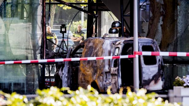 Kleinbus-Attacke auf größte niederländische Tageszeitung