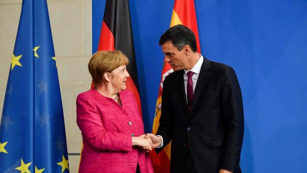 Die deutsche Kanzlerin Angela Merkel mit Spaniens Regierungschef Pedro Sanchez am Dienstag in Berlin.