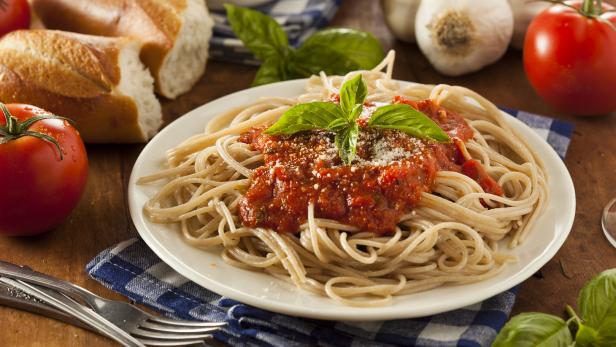 Ob als &quot;Spaghetti carbonara&quot;, &quot;napolitana&quot; oder &quot;bolognese&quot;: Die langen dünnen Nudeln werden wegen ihrer Vielseitigkeit und der kurzen Zubereitungszeit geschätzt.