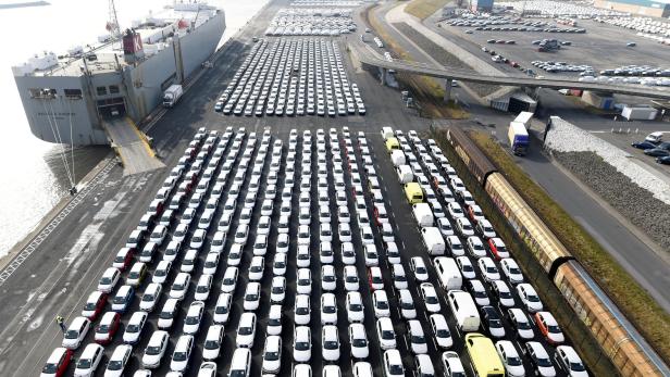 Am Hafen von Emden stehen VW-Autos bereit für den Export.