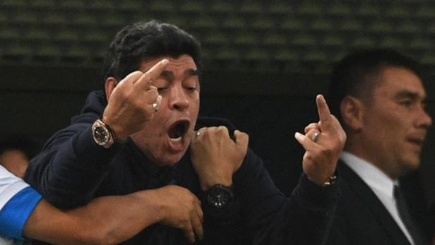 Gar nicht nett: Maradona schien sich am Dienstag mit dem ganzen Stadion anlegen zu wollen.