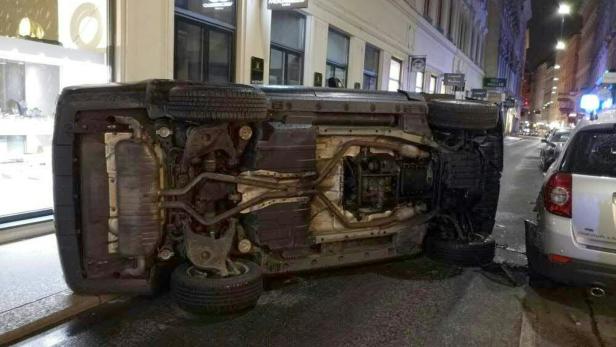 Geländewagen kippte nach Unfall in Wiener Innenstadt um