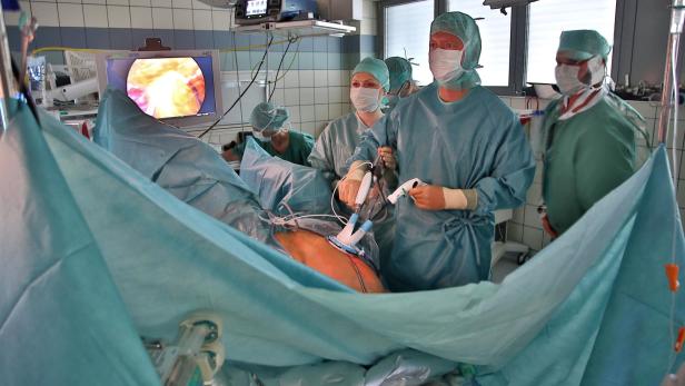 Patient stürzt vom OP-Tisch: Geplante Eingriffe abgesagt