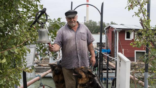 Franz Scheriau lebt mit seinen beiden Hunden auf der Frederic Mistral