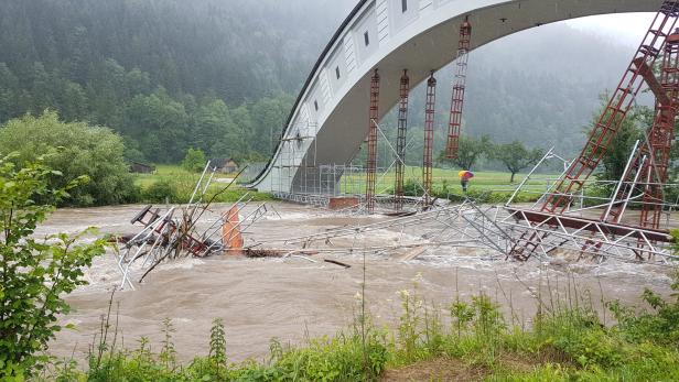 Bezirk Amstetten: Hochwasser riss Gerüst weg