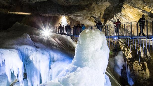Rieseneishöhle: Faszinierender Besuch in eisiger Unterwelt