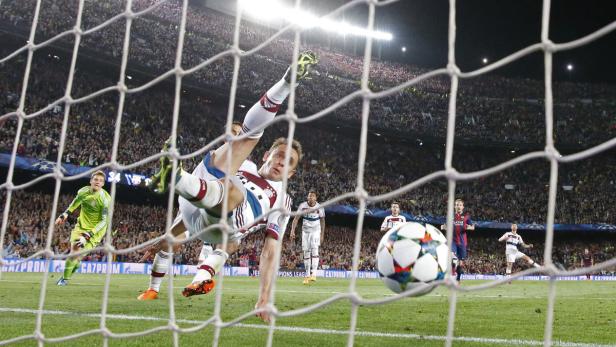 Barcelona - Bayern: Rafinha versucht vergeblich, das Tor von Messi zu verhindern.