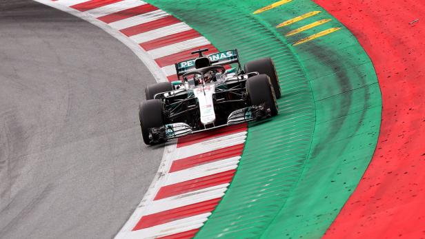 Ein Formel-1-Rennwagen fährt auf einer Rennstrecke durch eine Kurve.