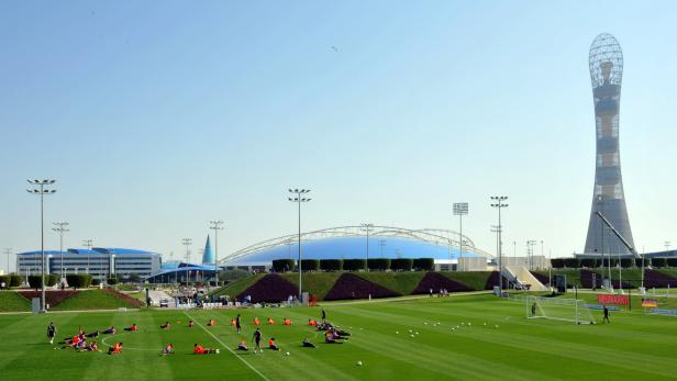 Die Mannschaft des Fußball-Bundesligisten FC Bayern München trainiert am 03.01.2013 in Doha (Katar) auf dem Platz. Die Mannschaft bleibt bis zum 09.01.2013 in ihrem Wintertrainingslager in Emirat Katar. Foto: Peter Kneffel/dpa +++(c) dpa - Bildfunk+++
