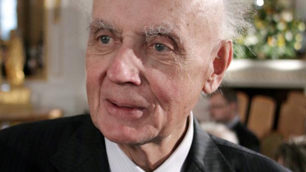 Nahaufnahme eines älteren Mannes in einem dunklen Anzug.