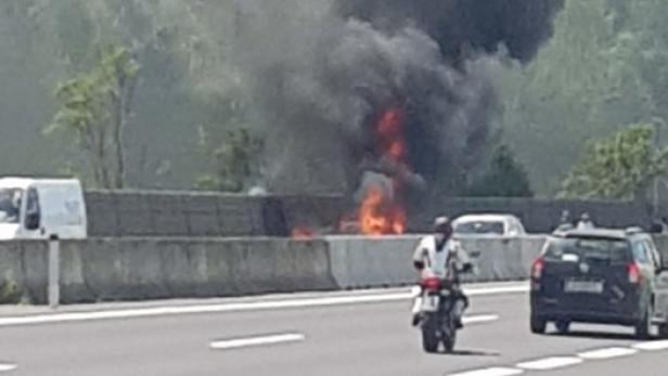 Fahrzeug stand auf S6 in Flammen
