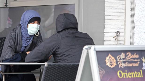 Verhüllungsverbot: Polizeieinsätze gegen Maskottchen
