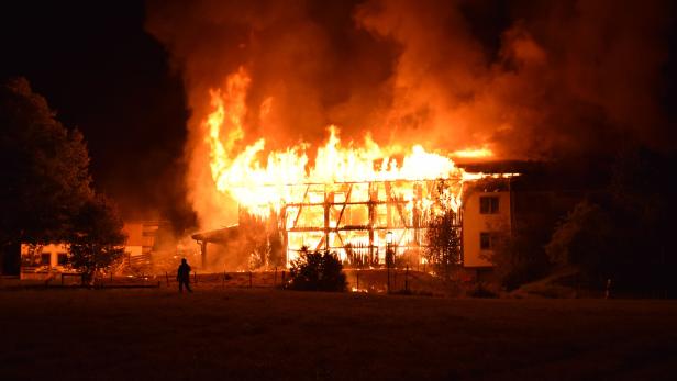 Bauernhof in Flammen: Sechster Brand innerhalb eines Monats