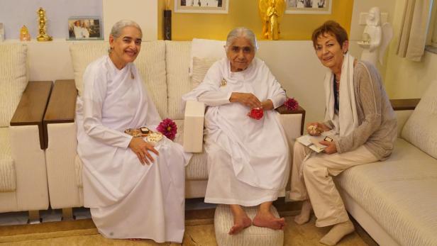 Journalistin Koschka Hetzer -Molden (re.) mit der 102-jährigen Dadi Janki und Schwester Jayanti.
