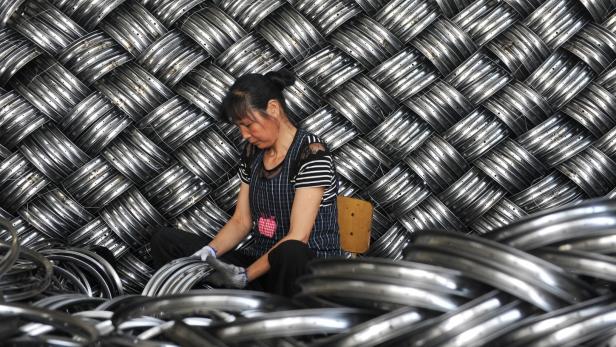 Eine Arbeiterin in Hangzhou überprüft Felgen für Kinderwägen, die für den Export bestimmt sind.