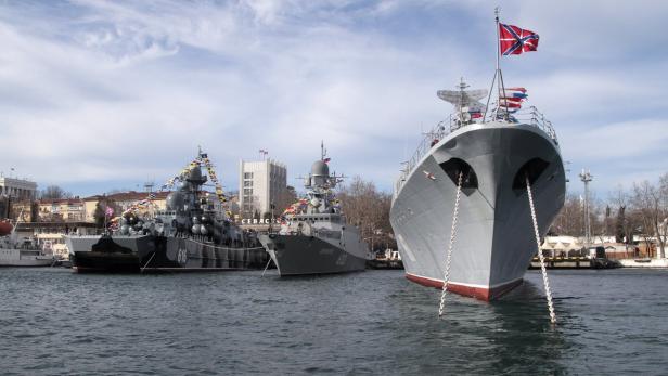 Russische Kriegsschiffe im Hafen von Sewastopol