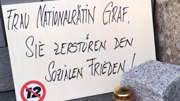 12-Stunden-Tag: Pflasterstein vor Büro einer ÖVP-Politikerin
