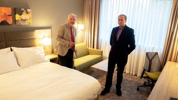 Schneeberger mit Hoteldirektor Michael Seitz
