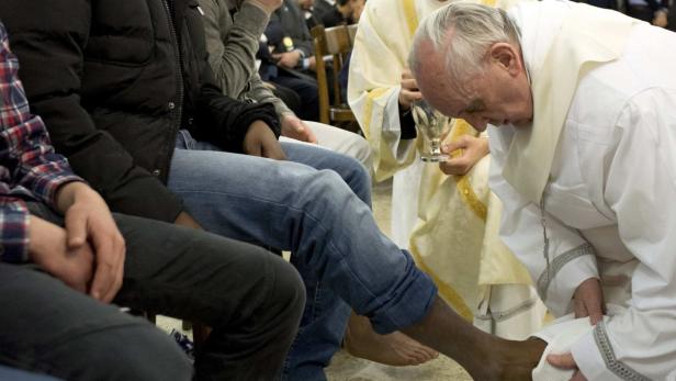 Pope Francis washes the foot of a prisoner at Casa