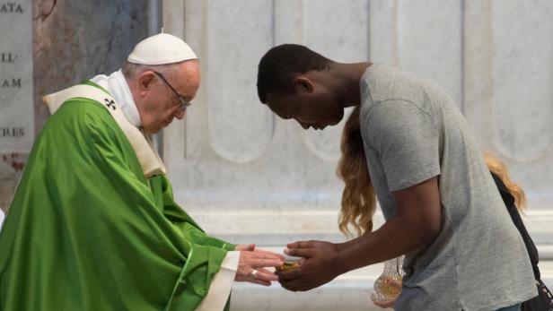 Der Papst feierte eine Messe mit Migranten.