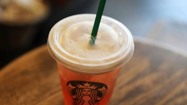 Viele Getränke werden bei Starbucks mit Strohhalm serviert und getrunken.