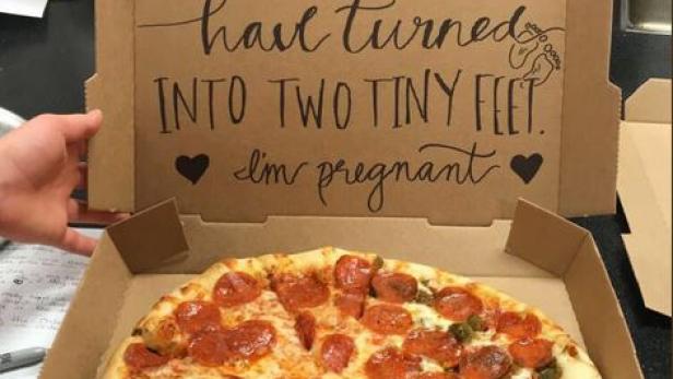Viral: Frau verrät Schwangerschaft mit Pizzaschachtel
