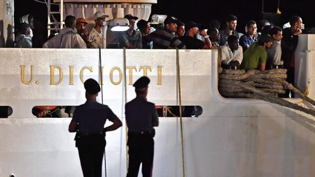 Schiff der italienischen Küstenwache im Hafen von Pozzallo