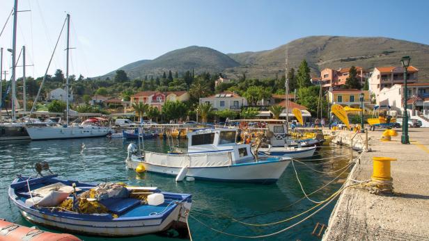 Das romantische Städtchen Agia Efimia auf der Insel Kefalonia: Die Ansiedlung war einst ein traditionelles Fischerdorf mit dem Hafen als Zentrum, heute leben viele vom Tourismus