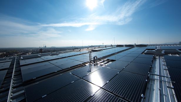 Wien Energie hat schon auf vielen Dächern Wiens Photovoltaikanlagen errichtet und Anteile daran an Bürger*innen verkauft