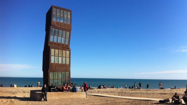 Barcelona - am Hausstrand steht ein Kunstwerk von Rebecca Horn