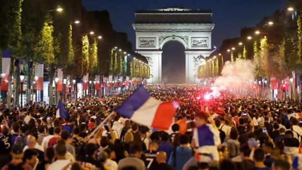 Auf der Champs-Elysees war nach dem Finaleinzug der Equipe Tricolore die Hölle los.
