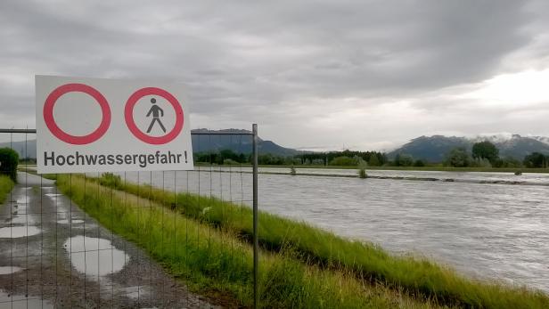 Starke Regenfälle haben in der Nacht auf Freitag in Vorarlberg die Pegelstände der Flüsse und des Bodensees stark in die Höhe getrieben.