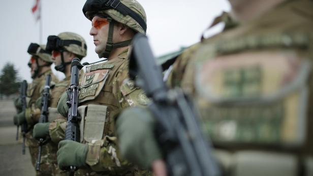 Georgische Soldaten trainieren für Afghanistan – Tiflis strebt einen raschen NATO-Beitritt an .