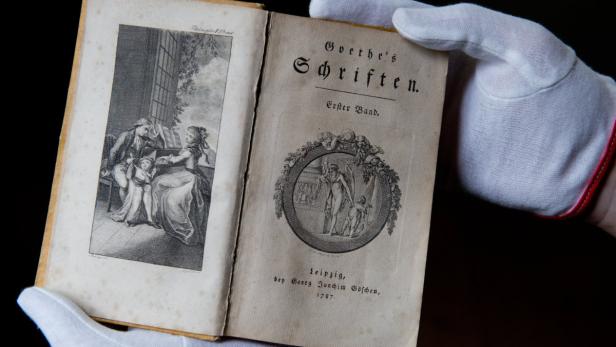 Eine historische Ausgabe von &quot;Goethes Schriften&quot; aus dem Jahre 1787, zu sehen in Wetzlar. Kritiker der Zentralmatura fürchten, Österreichs Schüler könnten damit nichts mehr anfangen.