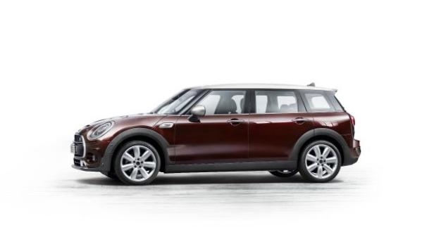 Ein brauner Mini Clubman steht vor einem weißen Hintergrund.