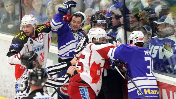 Kärntner Handgreiflichkeiten: Beim Duell VSV (in Blau) und dem KAC flogen auch die Fäuste.