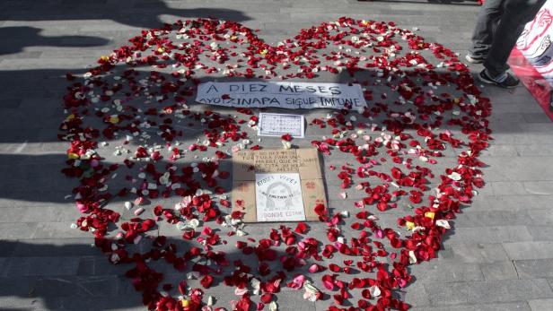 Ein herzförmiges Denkmal aus Rosenblättern erinnert an die vermissten Studenten von Ayotzinapa.