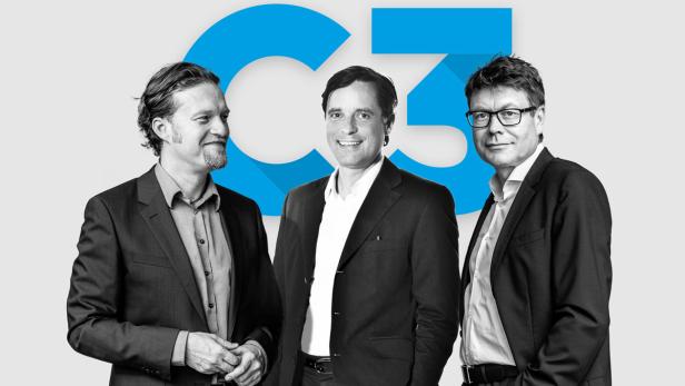 Drei Männer in Anzügen posieren vor einem blauen C3-Logo.