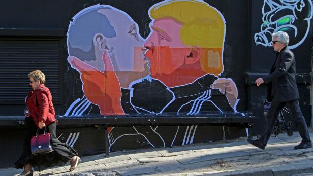 Graffiti in Litauen 2016: Schon während des US-Wahlkampfes lobte Trump Putin über den grünen Klee. Noch heute träumt er von einer Männerfreundschaft.