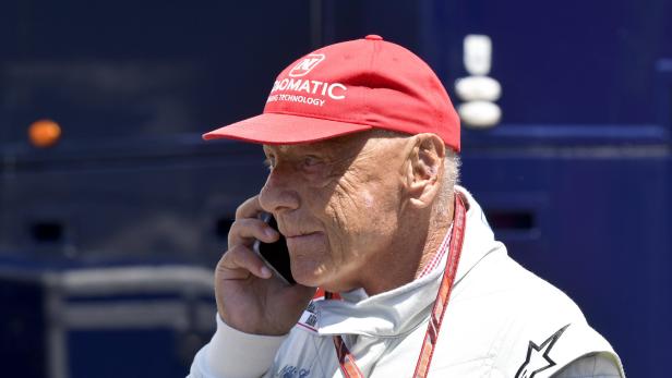 Niki Lauda telefoniert mit einem Handy.