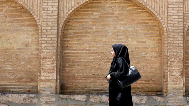 Iran: Strafe für Verkauf "unislamischer Mäntel" an Frauen