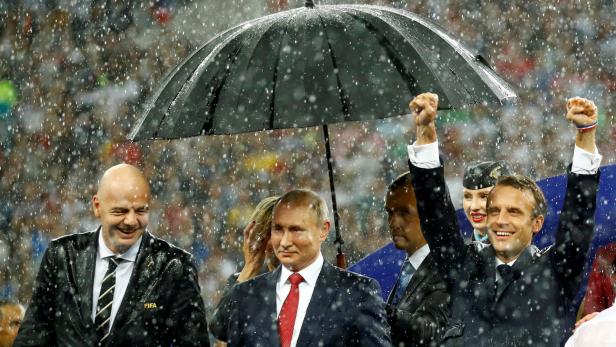 Ein Bild, über das man spricht: Putin lässt alle im Regen stehen.
