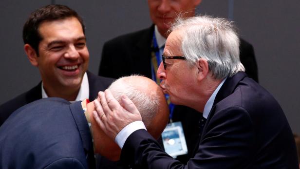Juncker verteilt gerne Küsse, in diesem Fall an einen Griechen.