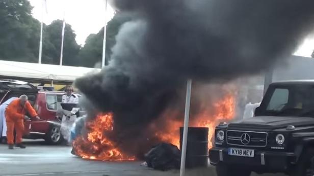 Dramatisches Video: Lexus-Rennwagen fängt in Goodwood Feuer