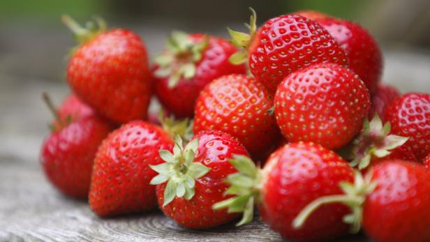 Das Allergiepotenzial von Erdbeeren und Tomaten ist von der jeweiligen Sorte abhängig.