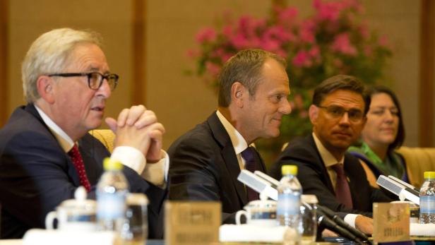 Juncker (links), Tusk und weitere Delegationsmitglieder.